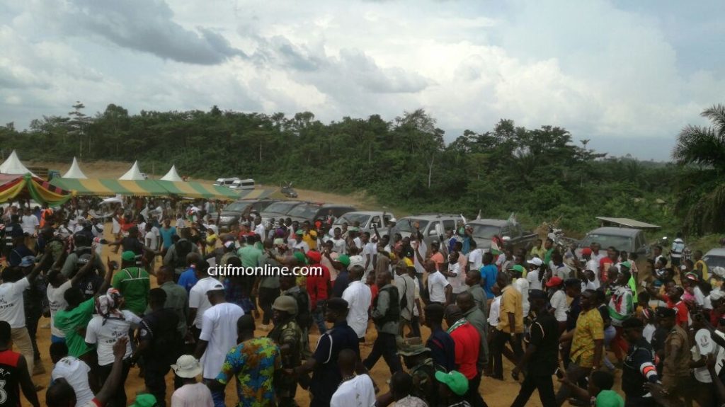 mahama-in-helicopter-campaigning-in-eastern-region-6