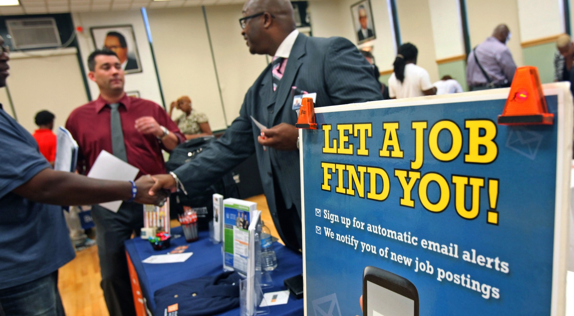 U.S. unemployment falls to 4.9% before election
