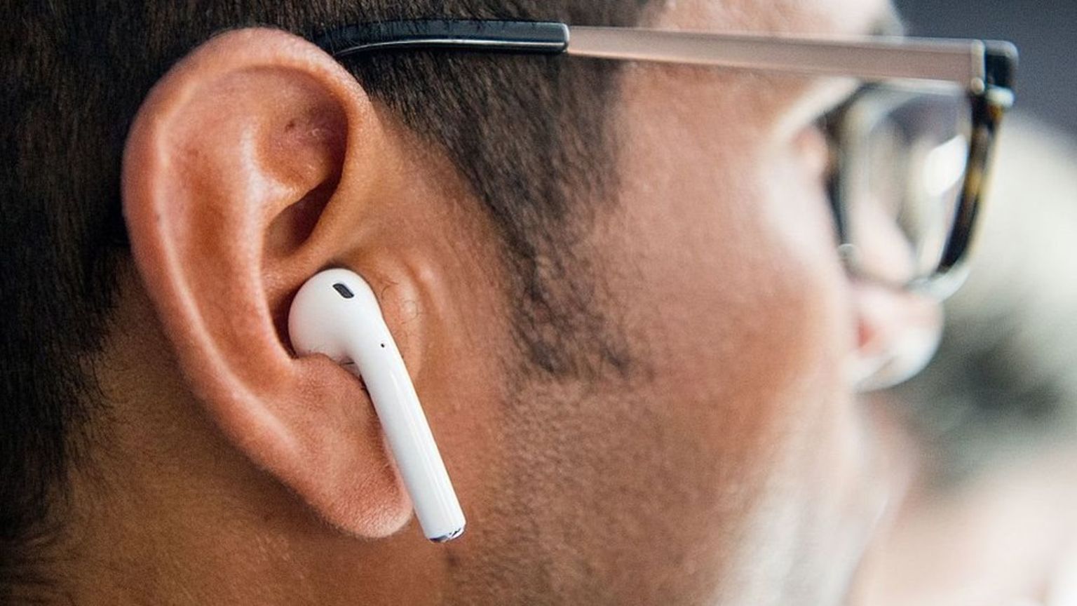 Apple will charge £65 to replace one lost Airpod