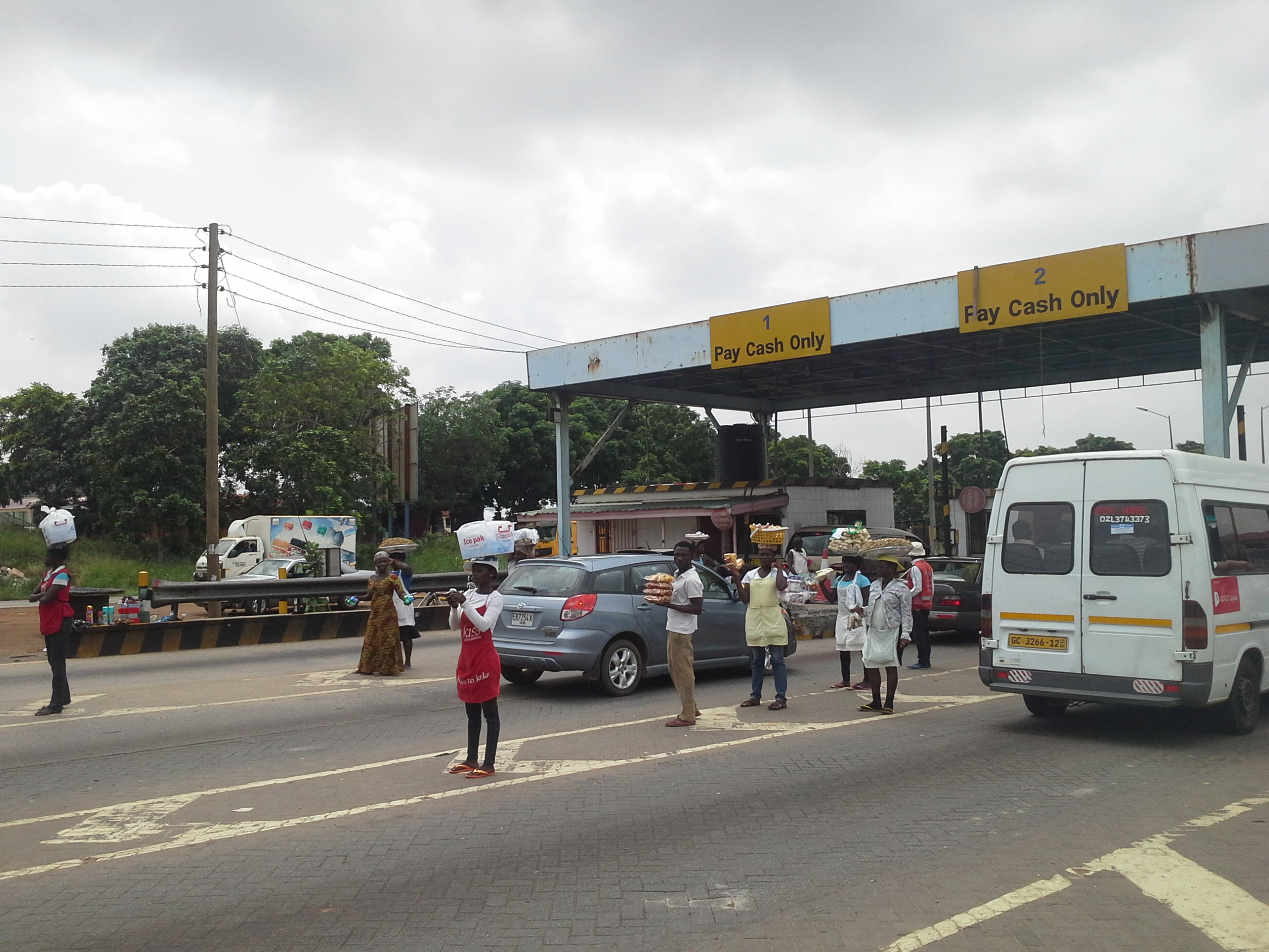 1 police officer guards Tema toll booth after GHc45,000 robbery