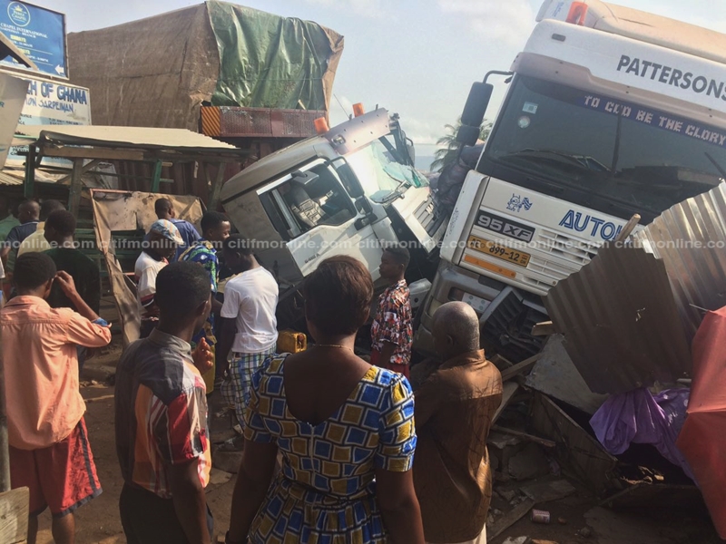 Traders escape death after truck crash into wares [Photos]