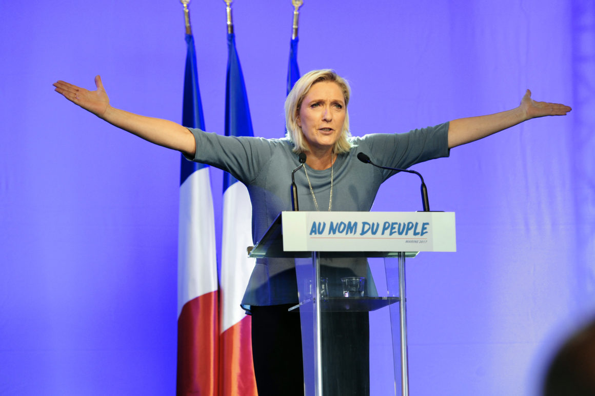 Hollande urges France to reject Le Pen