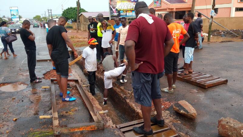 Okoe Boye organises youth to fix Teshie Manfi junction road