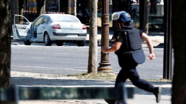 Cordon in Paris after car hits police van