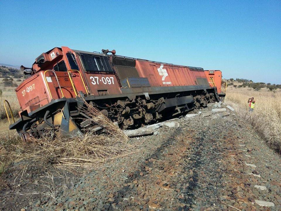 South Africa: Train derails after thieves stole part of rail tracks