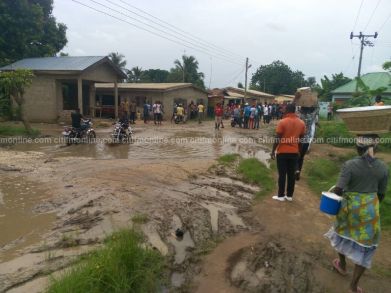 Battor residents demonstrate over bad roads [Photos]