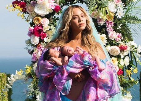 Beyonce shows photo of her twins