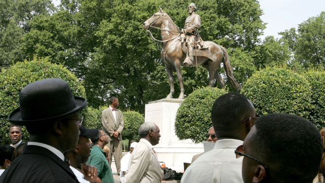 Trump defends ‘beautiful’ Civil War statues