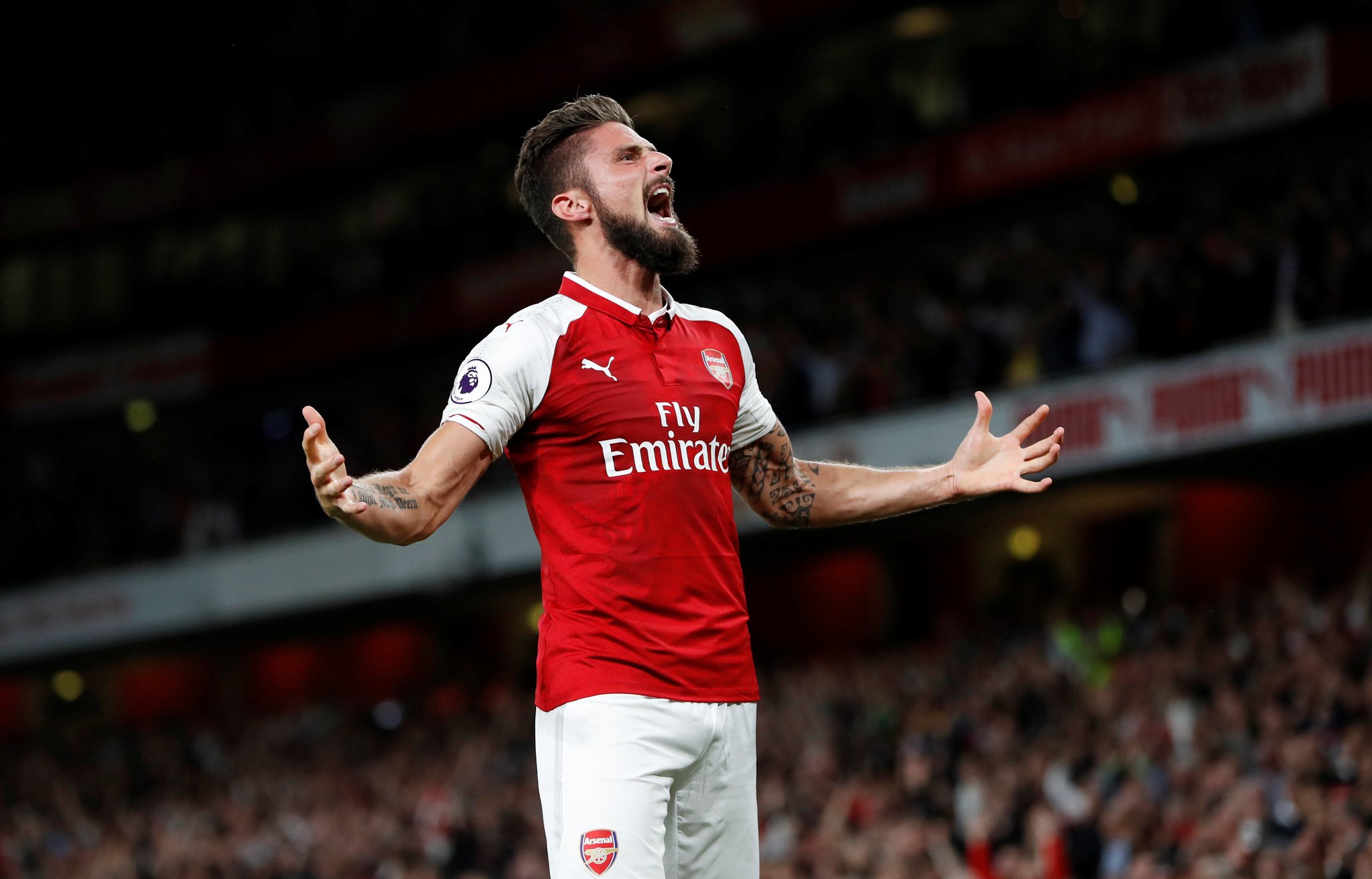 Arsenal beat Leicester in breathtaking Premier League opener