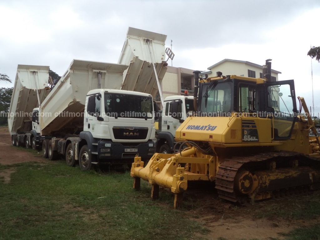 B/A: Police hands over ‘stolen state vehicles’ to minister