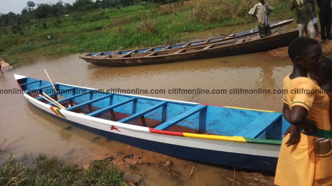 V/Region: Philanthropist donates canoe to transport school pupils