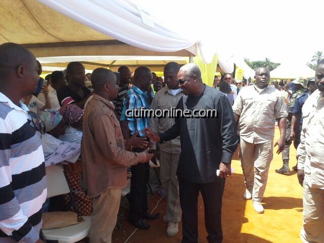 mahama cuts sod for ENI project (9)