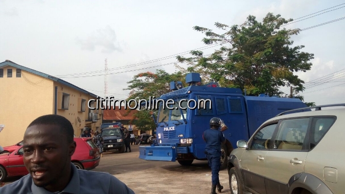 npp supporters strom police station in kumasi (2)