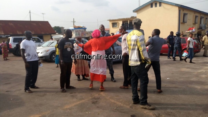 npp supporters strom police station in kumasi (3)