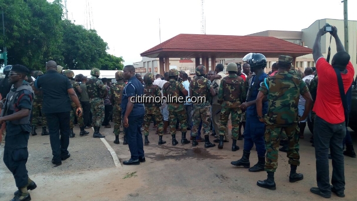 npp supporters strom police station in kumasi (4)