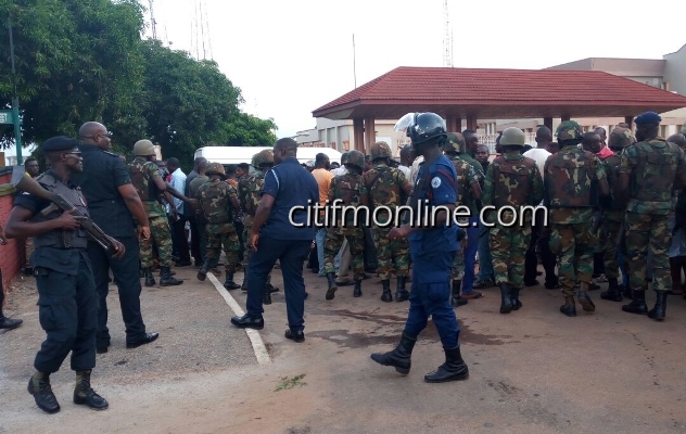 npp supporters strom police station in kumasi (5)