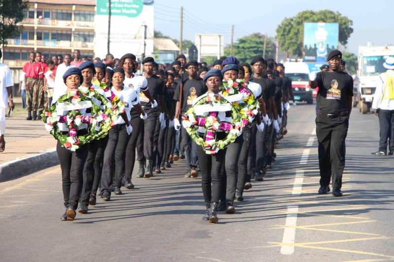 The wreath bearers marching to the parade grounds_800x533
