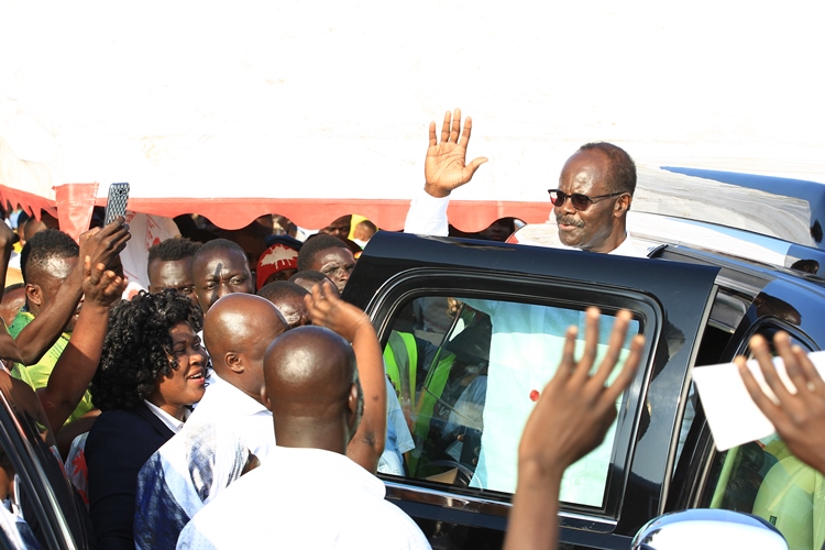 Dr. Nduom waving the enthusiastic crowd.