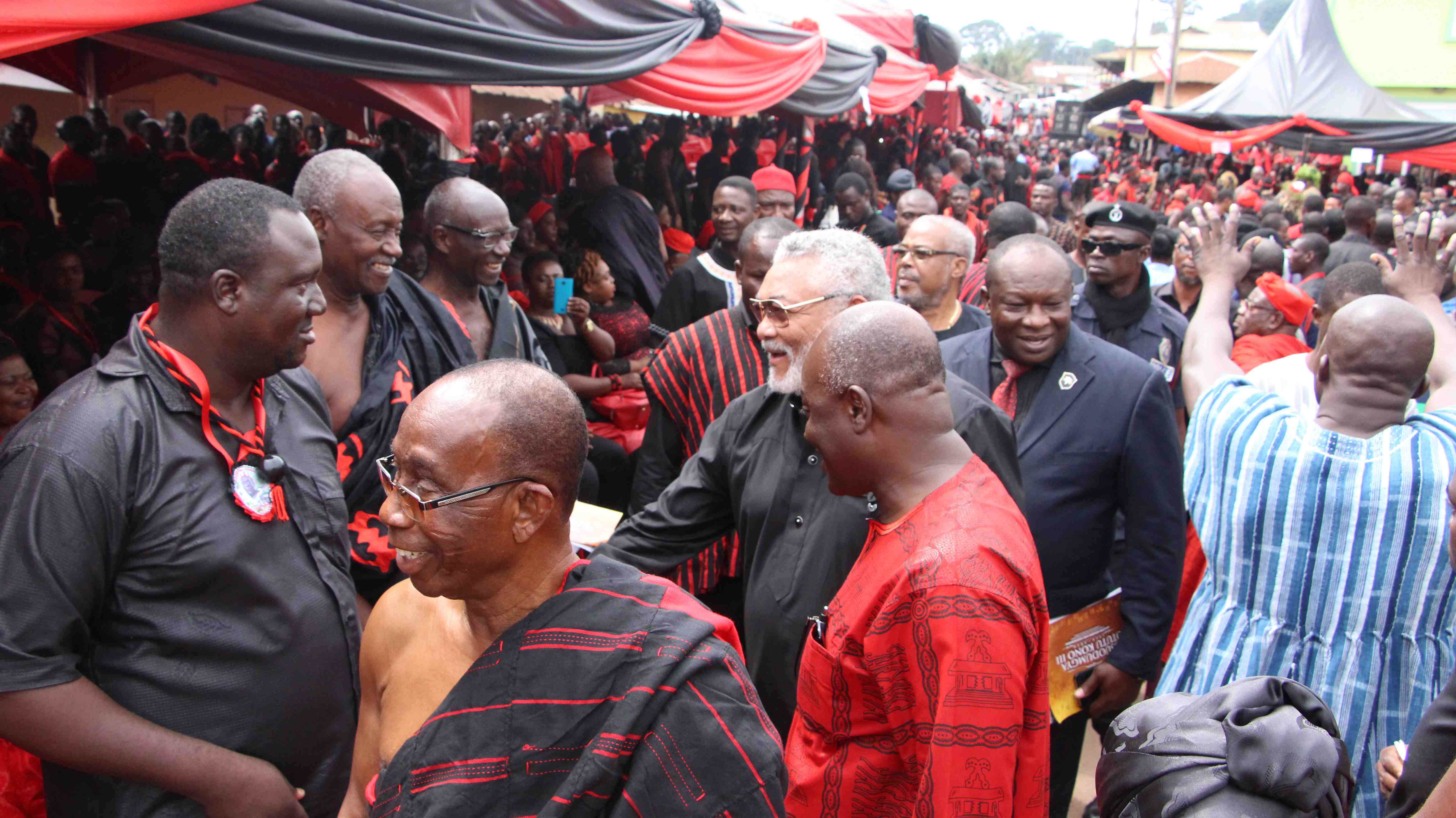 President Rawlings exchanged greetings with mourners (1)