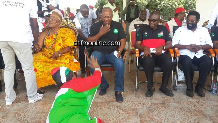 mahama-at-ga-mantse-palace-3_700x394