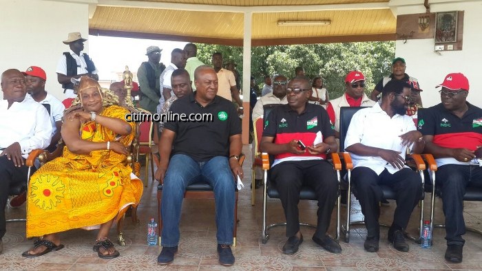 mahama-at-ga-mantse-palace-7_700x394