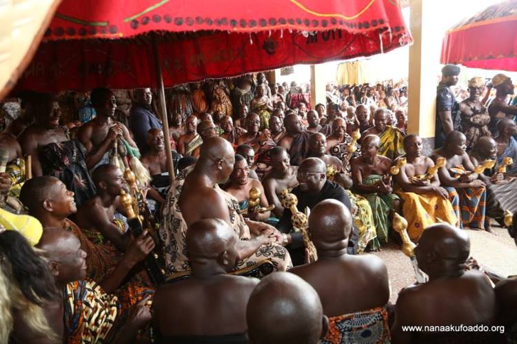 Dr. Bawumia exchanging pleasantries with the Asantehene.