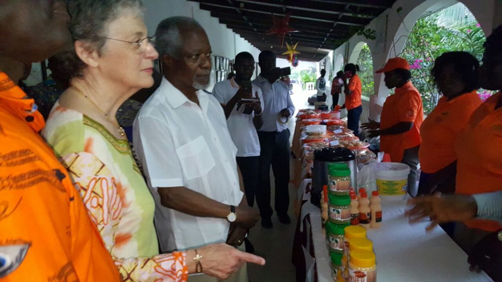 Mr. Kofi Annan and wife inspecting the OFSP products on exhibition.
