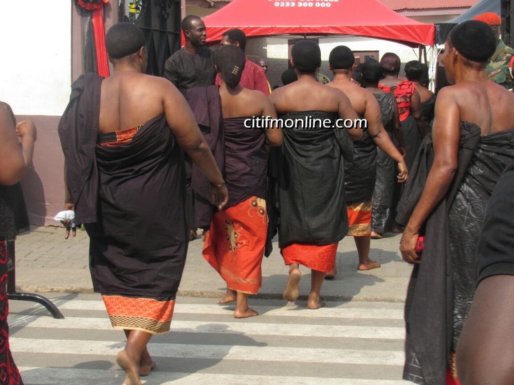 ghanaians-queue-to-file-past-asantehemaa-15_1000x750
