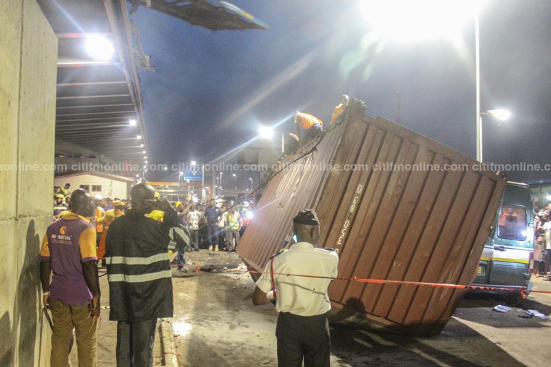 40-footer-container-falls-off-circle-interchange-photos-1