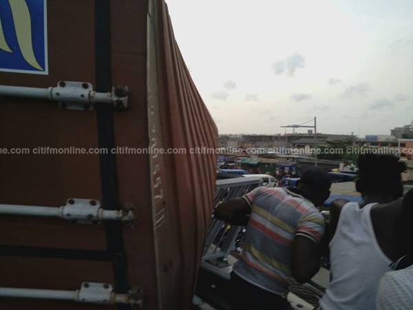 40-footer-container-falls-off-circle-interchange-photos