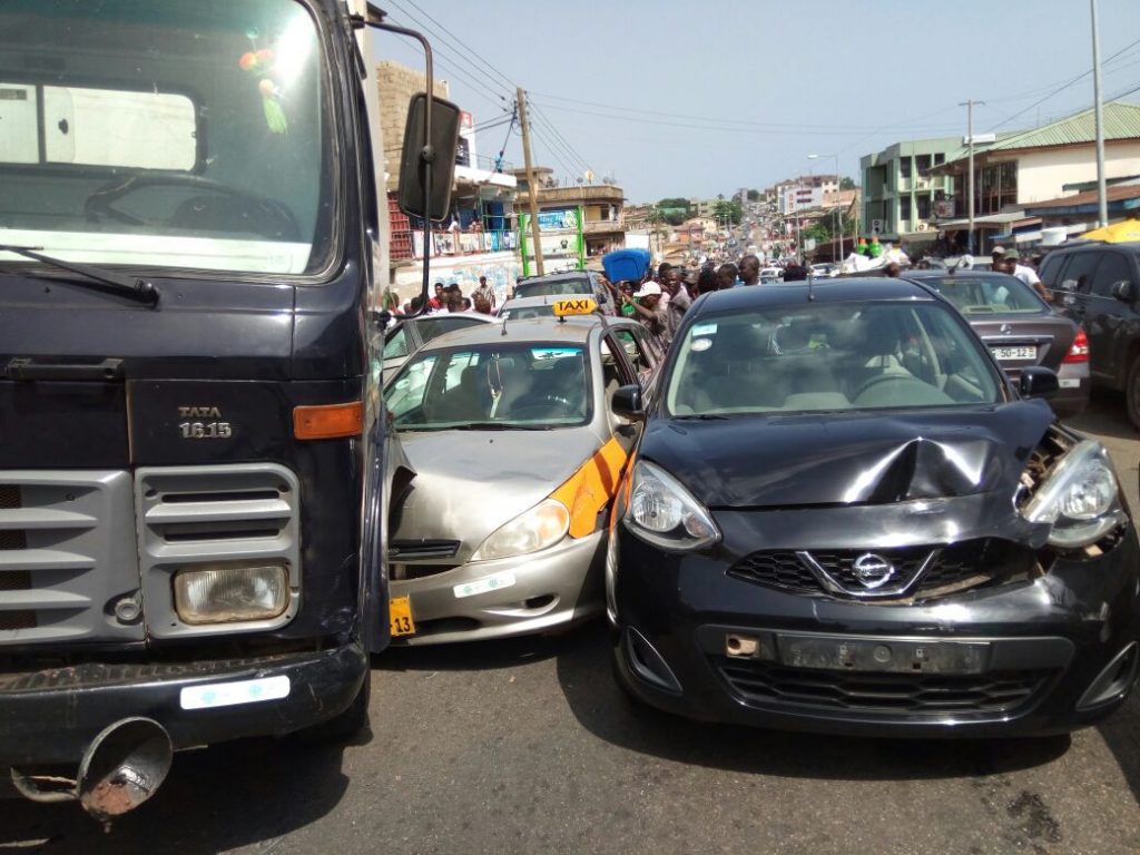 articulated-truck-crashes-12-vehicles-1
