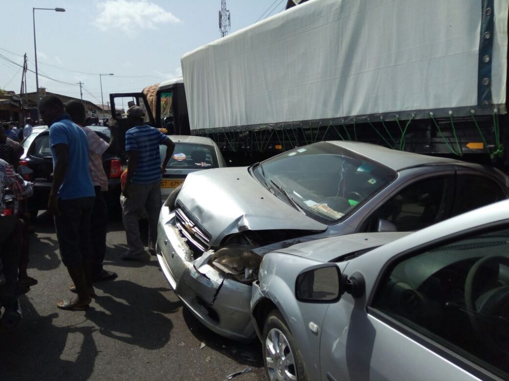 articulated-truck-crashes-12-vehicles-6