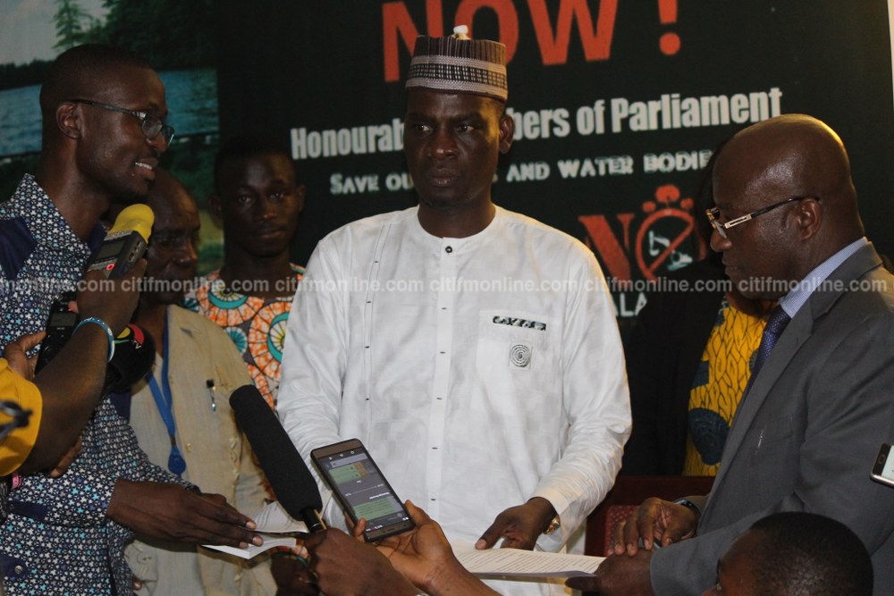 parliament-receives-petition-to-stopgalamseynow-11_1000x667