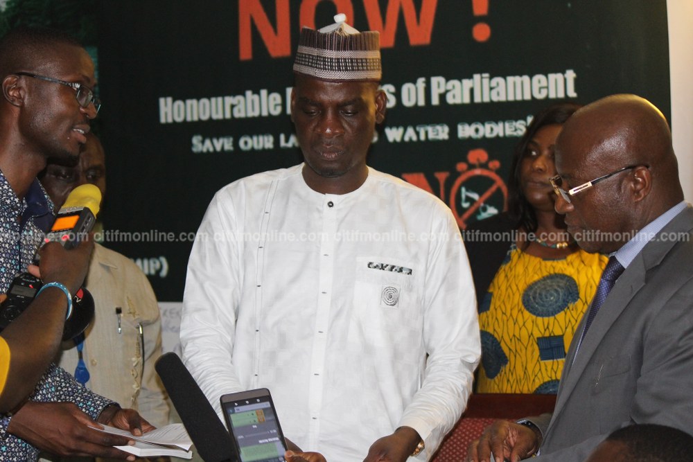 parliament-receives-petition-to-stopgalamseynow-8_1000x667