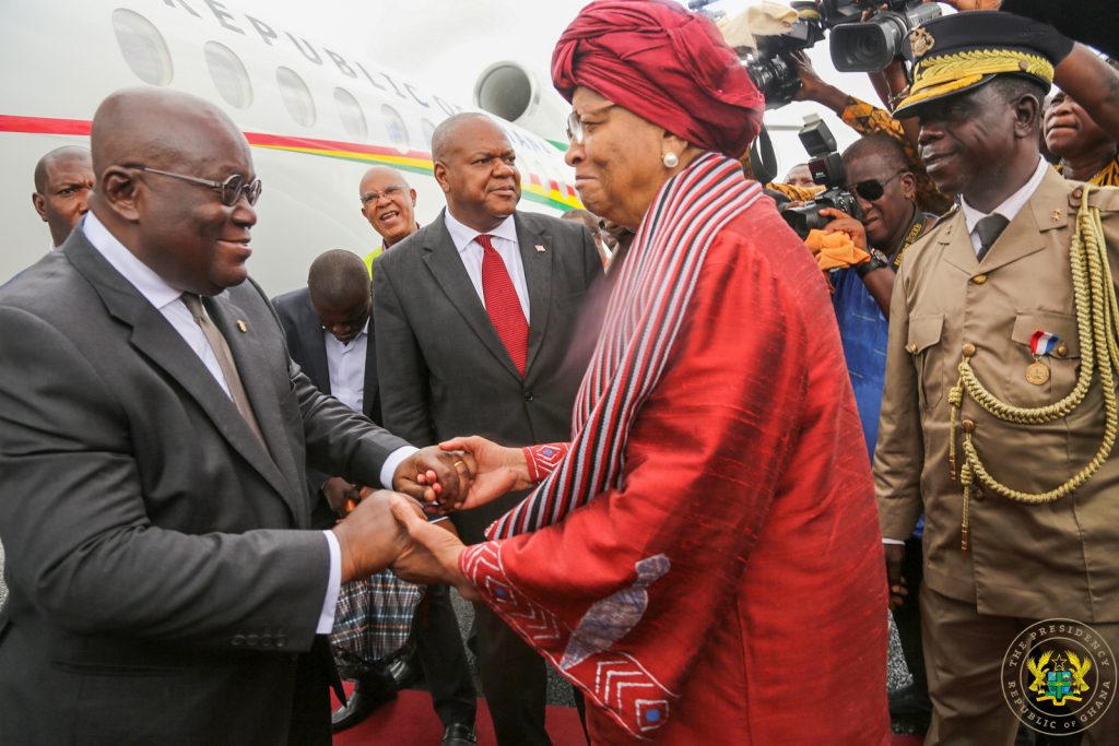 president-sirleaf-welcomes-president-akufo-addo-at-the-roberts-airport