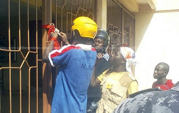 npp-youth-clash-with-police-in-savelugu-over-mce-authority-5