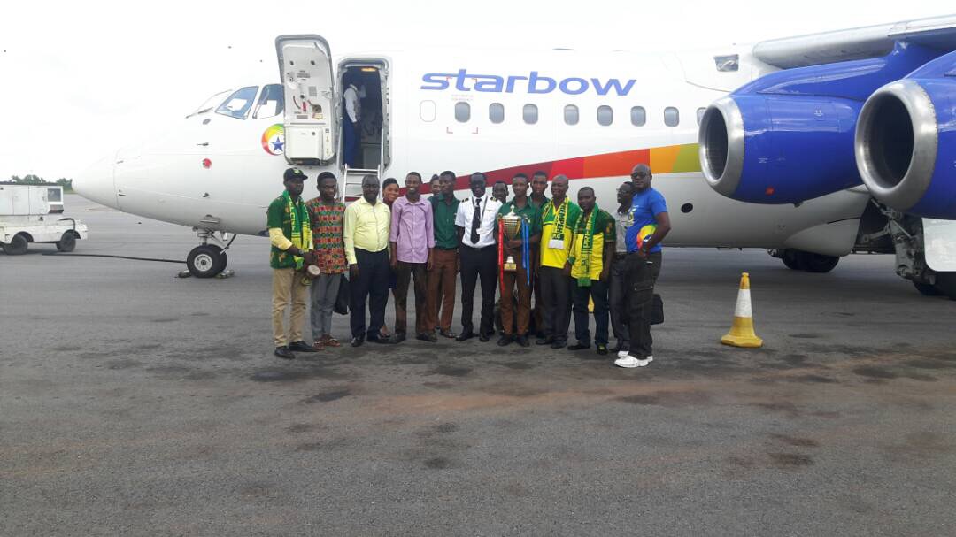 teachers-students-of-prempeh-college-in-a-picture-with-the-pilot-of-star-before-the-flight-to-kumasi