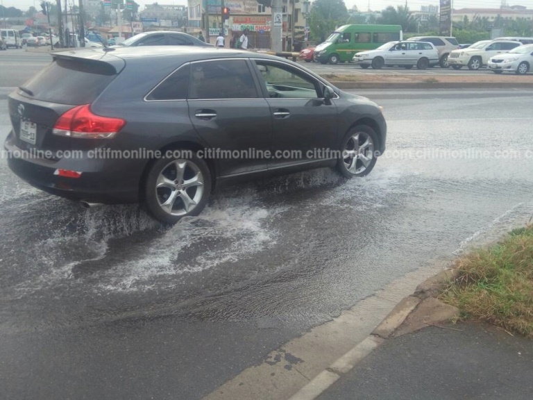 burst-pipe-at-okponglo-4