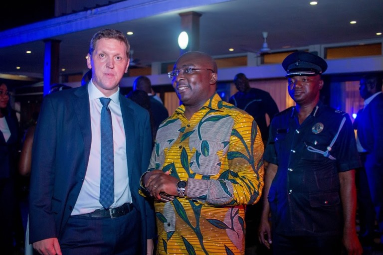 vice-president-of-ghana-dr-mahamadu-bawumia-interacting-with-british-high-commissioner-iain-walker-at-a-cocktail-event-to-mark-ukgccs-1st-anniv-2