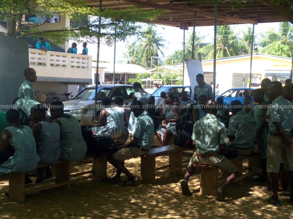 free-shs-three-town-students-study-under-trees-1