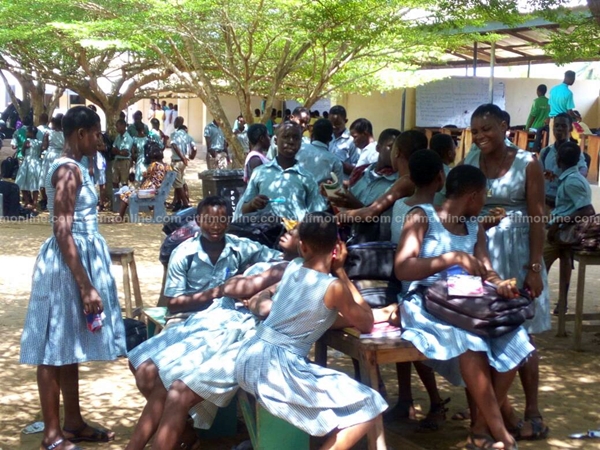 free-shs-three-town-students-study-under-trees-6
