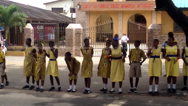 pupils-awaiting-outtara-procession-17