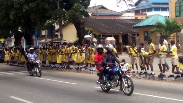 pupils-awaiting-outtara-procession-20