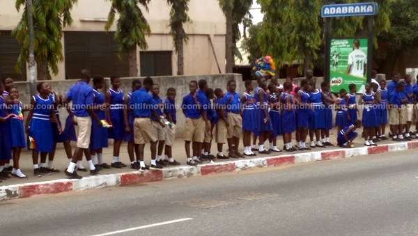pupils-awaiting-outtara-procession-22
