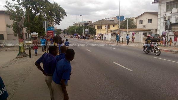 pupils-awaiting-outtara-procession-24