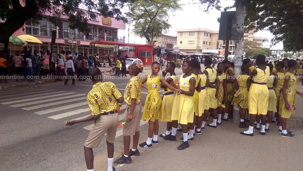 pupils-awaiting-outtara-procession-3
