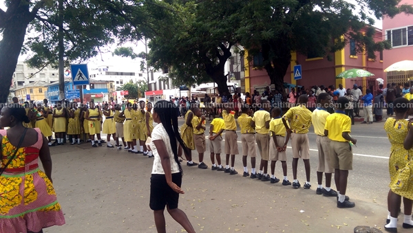 pupils-awaiting-outtara-procession-4