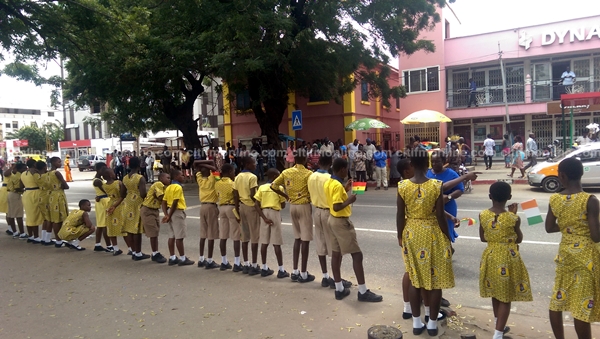 pupils-awaiting-outtara-procession-5