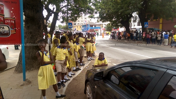 pupils-awaiting-outtara-procession-6