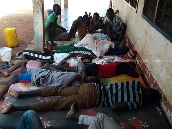 vitting-shs-students-sleeping-under-trees-3